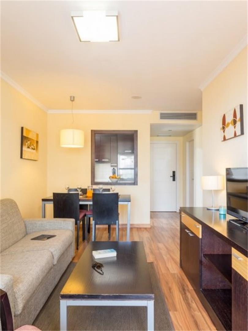 Se alquila desde   1.10.26-30.6.27 precioso apartamento  en Benalmádena Costa a 200 metros de la playa