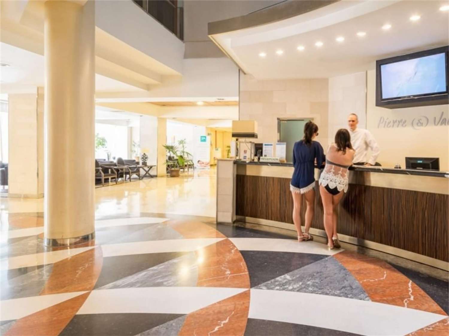 Se alquila desde   1.10.26-30.6.27 precioso apartamento  en Benalmádena Costa a 200 metros de la playa