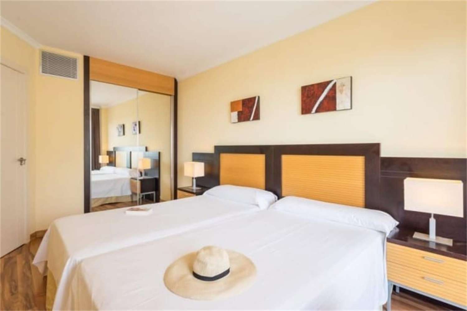 Se alquila desde   1.10.26-30.6.27 precioso apartamento  en Benalmádena Costa a 200 metros de la playa