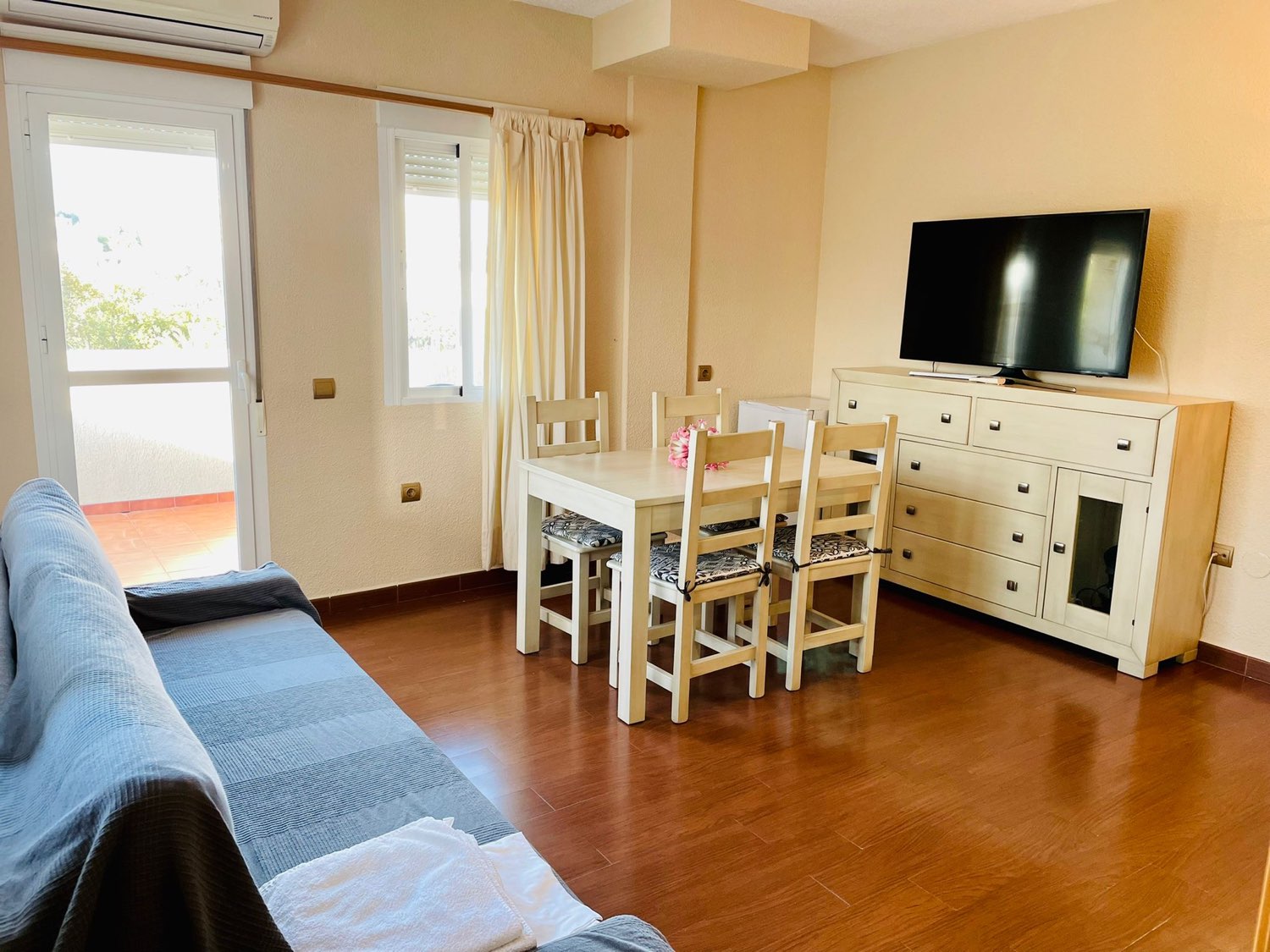 Media Temporada Se alquila desde 01/10/2026-30/06/2027 bonito apartamento con vistas al mar en 1ª línea de playa en Benalmádena