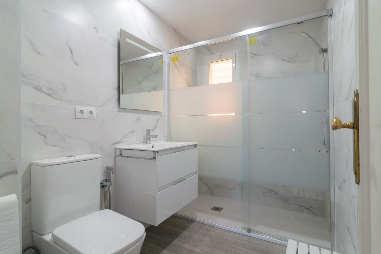 SE ALQUILA DESDE 01/05/2027 - 30/6/2027  BONITO APARTAMENTO CON VISTAS AL MAR EN LOS BOLICHES (FUENGIROLA)