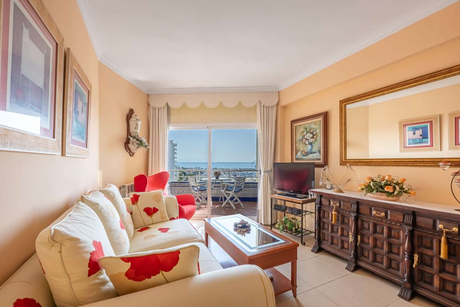 Se alquila hasta 31/05/2026  y desde 01/09/2026- 30/06/2027 bonito apartamento en 1ª linea de playa con vistas al mar  y a  Puerto Marina (Benalmádena)