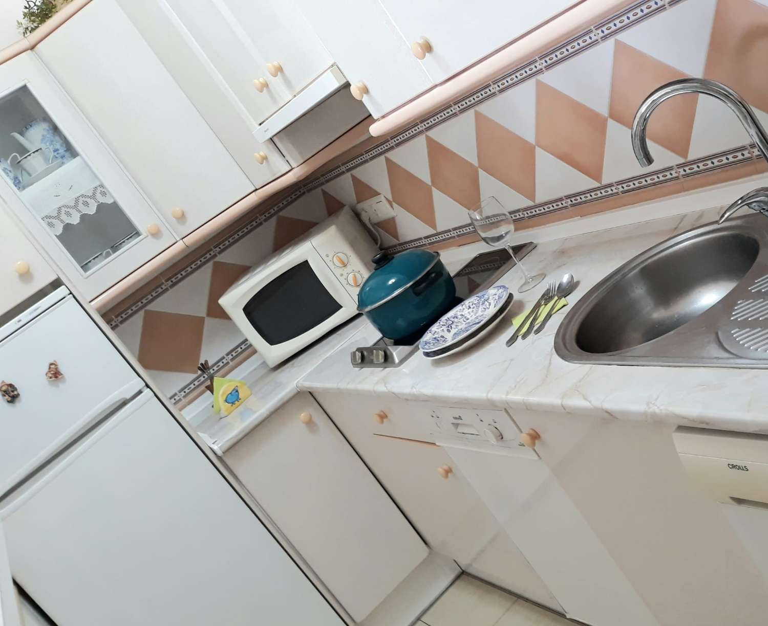 Se alquila hasta 31/05/2026  y desde 01/09/2026- 30/06/2027 bonito apartamento en 1ª linea de playa con vistas al mar  y a  Puerto Marina (Benalmádena)