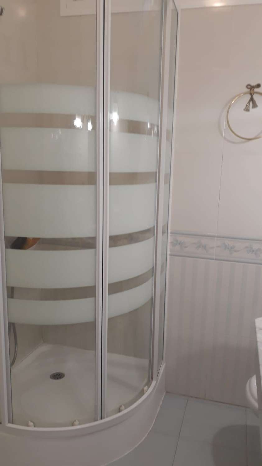 Se alquila hasta 31/05/2026  y desde 01/09/2026- 30/06/2027 bonito apartamento en 1ª linea de playa con vistas al mar  y a  Puerto Marina (Benalmádena)