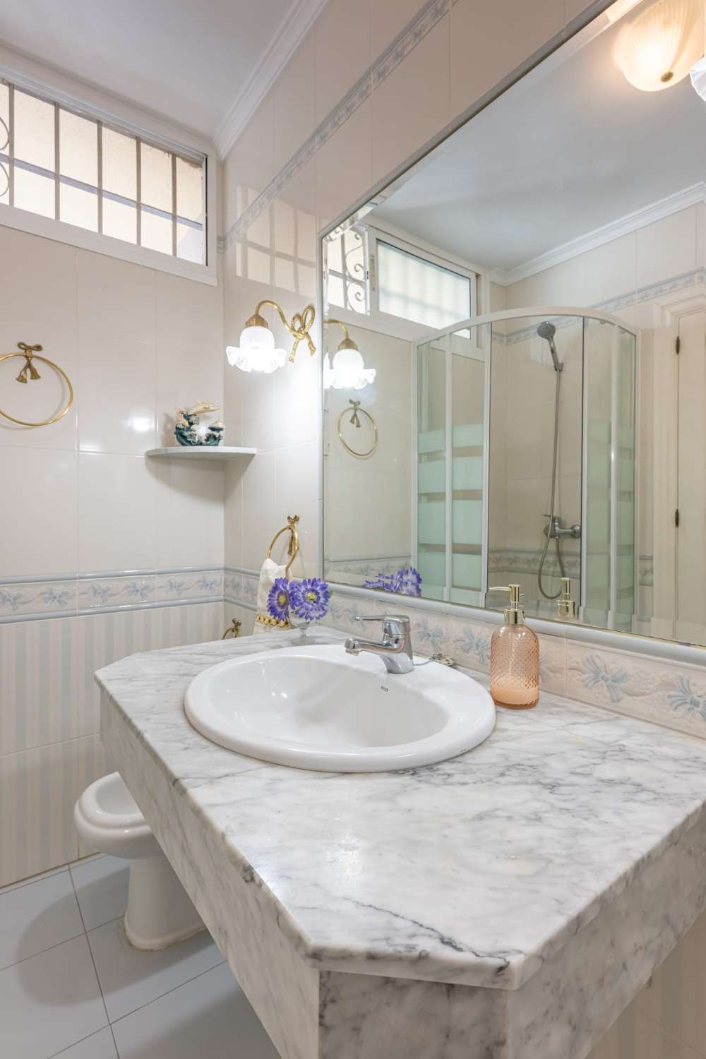 Se alquila hasta 31/05/2026  y desde 01/09/2026- 30/06/2027 bonito apartamento en 1ª linea de playa con vistas al mar  y a  Puerto Marina (Benalmádena)