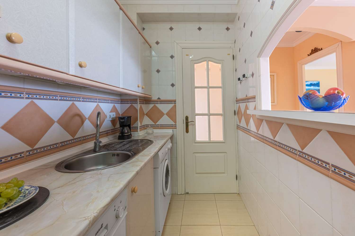 Se alquila hasta 31/05/2026  y desde 01/09/2026- 30/06/2027 bonito apartamento en 1ª linea de playa con vistas al mar  y a  Puerto Marina (Benalmádena)