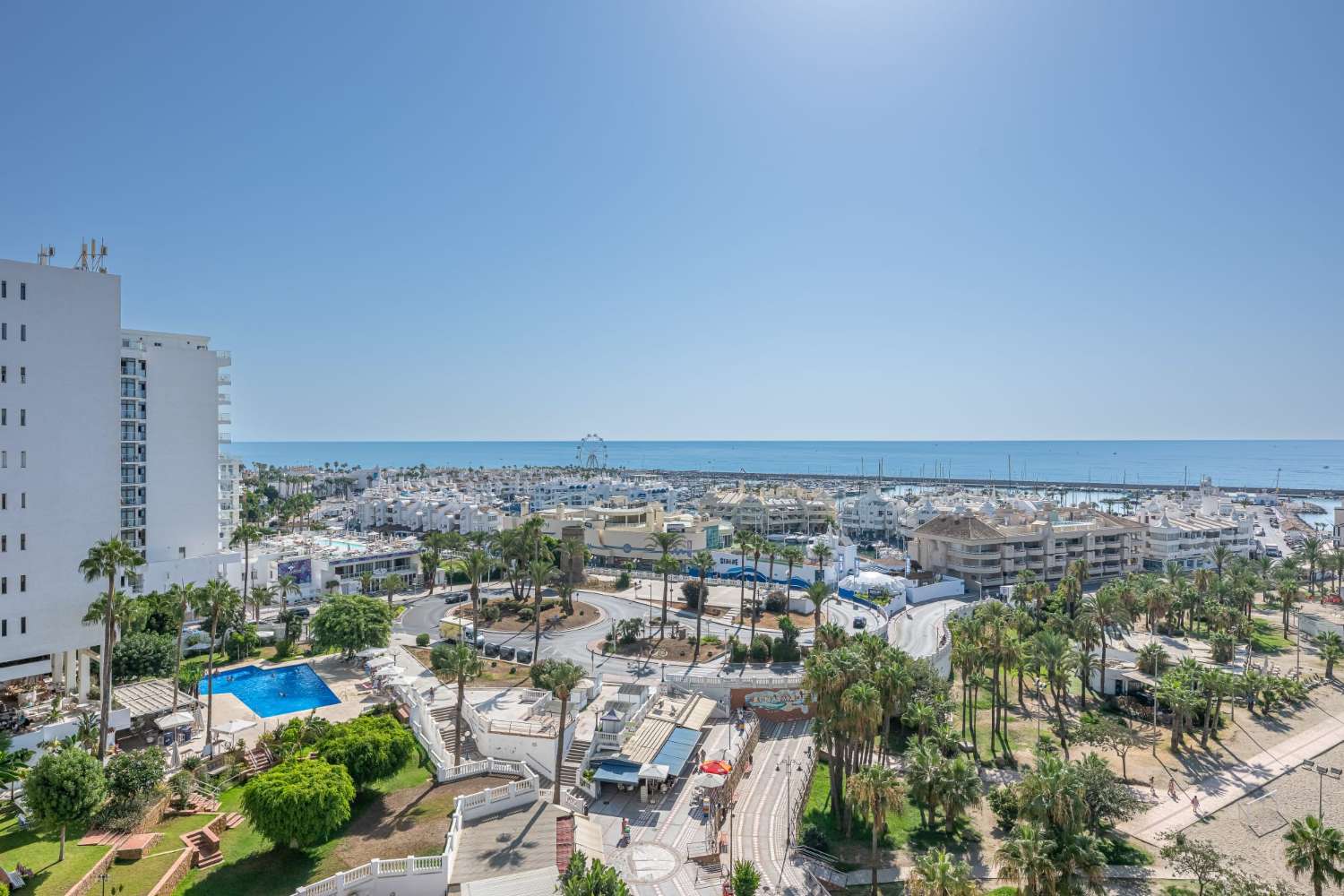 Se alquila hasta 31/05/2026  y desde 01/09/2026- 30/06/2027 bonito apartamento en 1ª linea de playa con vistas al mar  y a  Puerto Marina (Benalmádena)