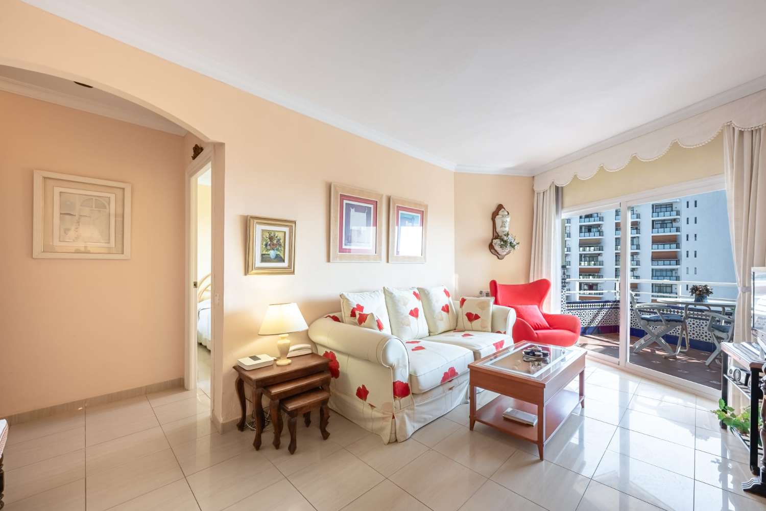 Se alquila hasta 31/05/2026  y desde 01/09/2026- 30/06/2027 bonito apartamento en 1ª linea de playa con vistas al mar  y a  Puerto Marina (Benalmádena)