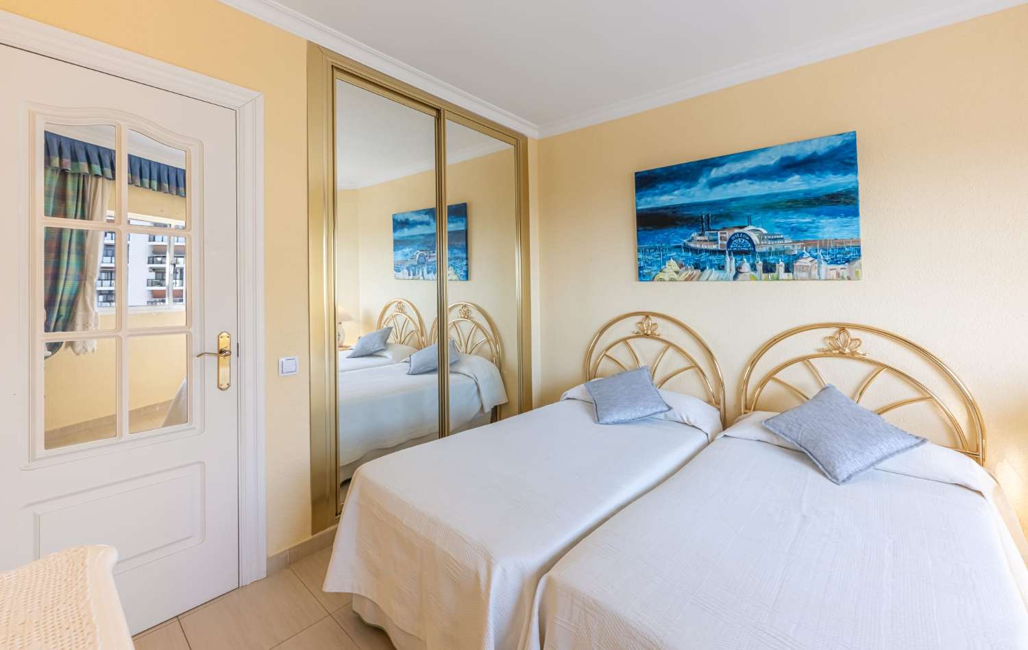 Se alquila hasta 31/05/2026  y desde 01/09/2026- 30/06/2027 bonito apartamento en 1ª linea de playa con vistas al mar  y a  Puerto Marina (Benalmádena)