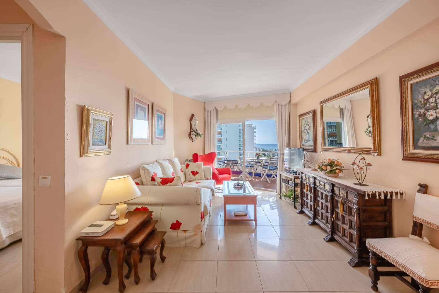 Se alquila hasta 31/05/2026  y desde 01/09/2026- 30/06/2027 bonito apartamento en 1ª linea de playa con vistas al mar  y a  Puerto Marina (Benalmádena)