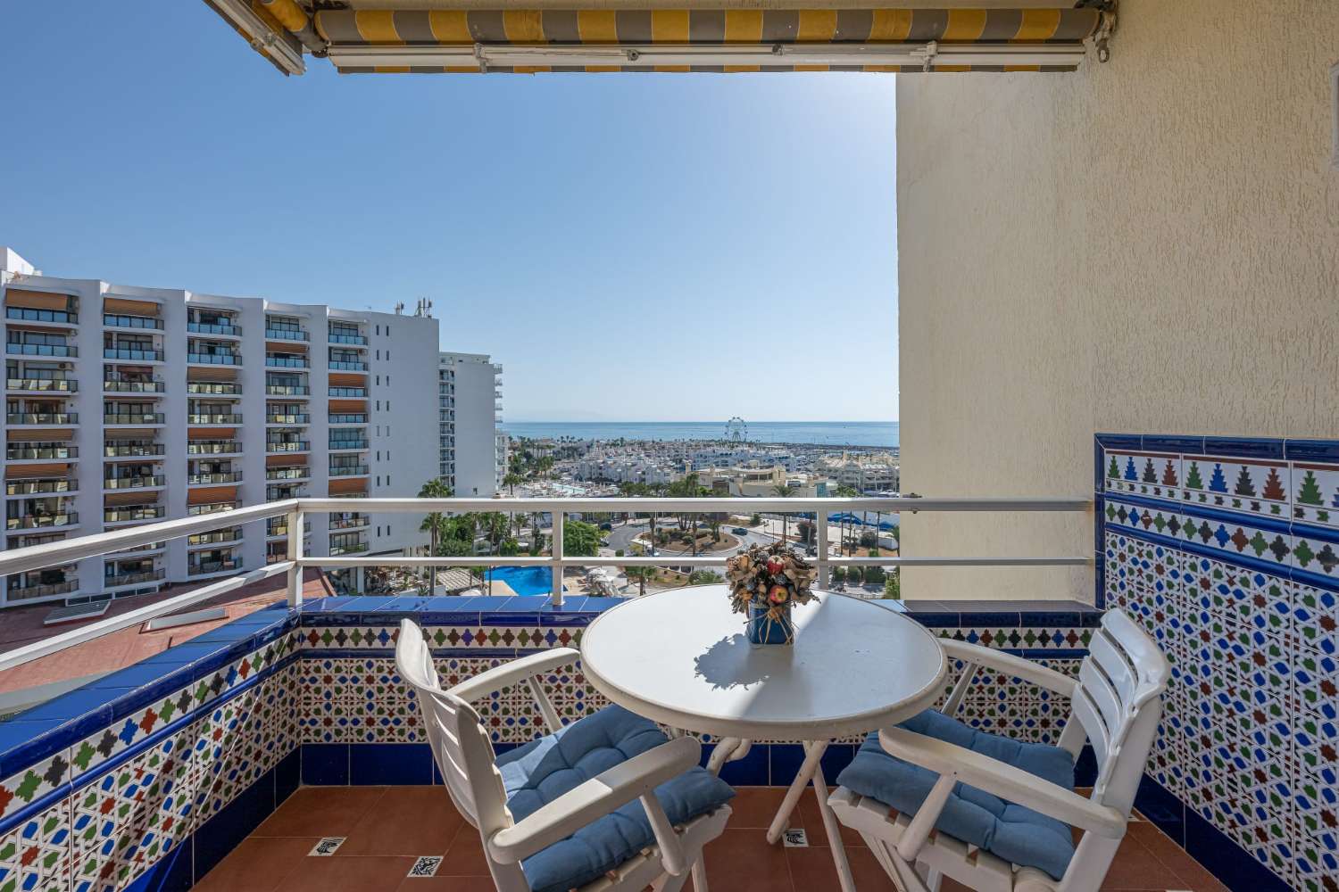 Se alquila hasta 31/05/2026  y desde 01/09/2026- 30/06/2027 bonito apartamento en 1ª linea de playa con vistas al mar  y a  Puerto Marina (Benalmádena)