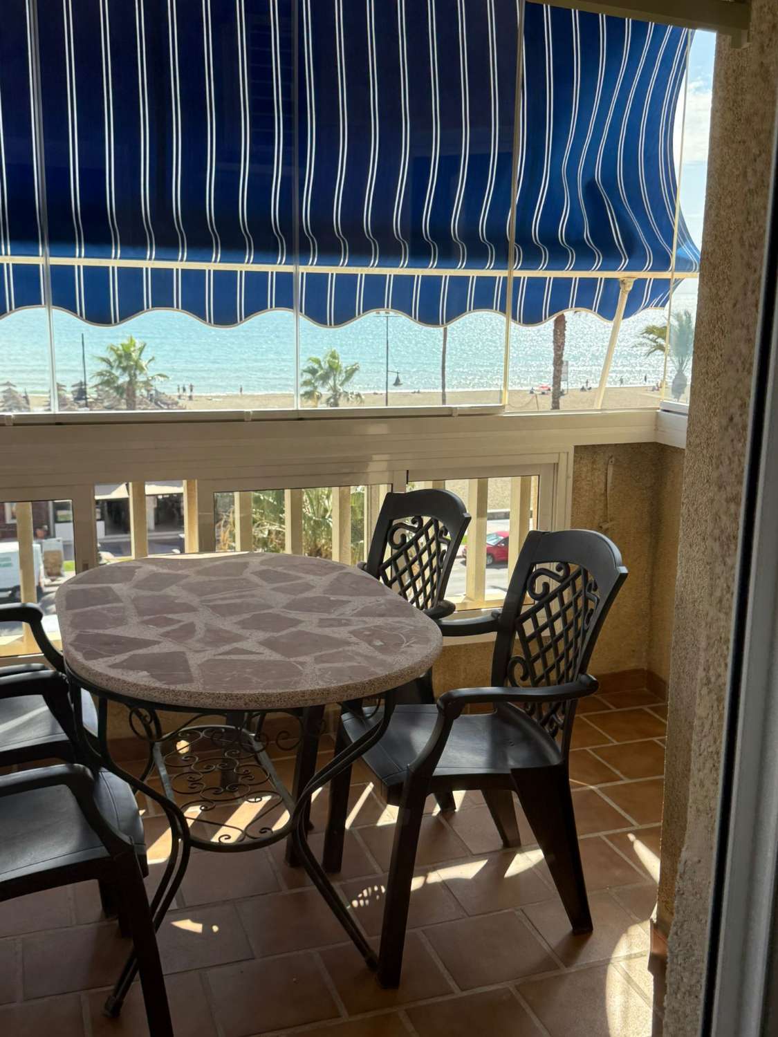 Se alquila  desde  01/10/2026 -30/06/2027  magnifico apartamento en 1ª línea de playa en Los Alamos.