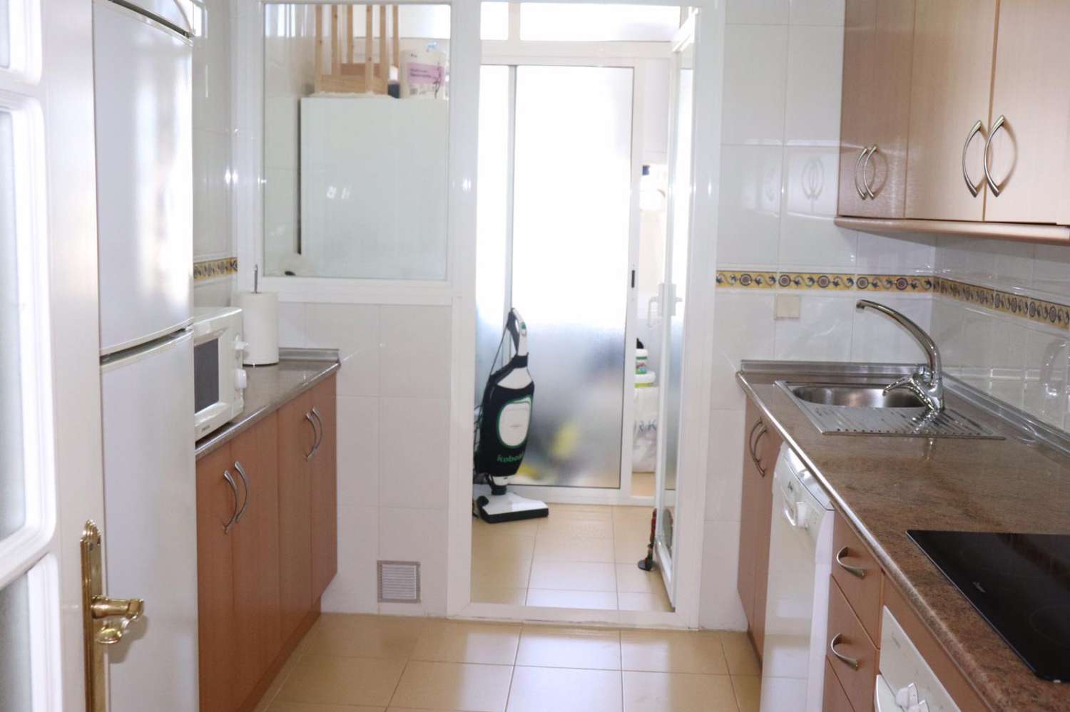 Se alquila  desde  01/10/2026 -30/06/2027  magnifico apartamento en 1ª línea de playa en Los Alamos.