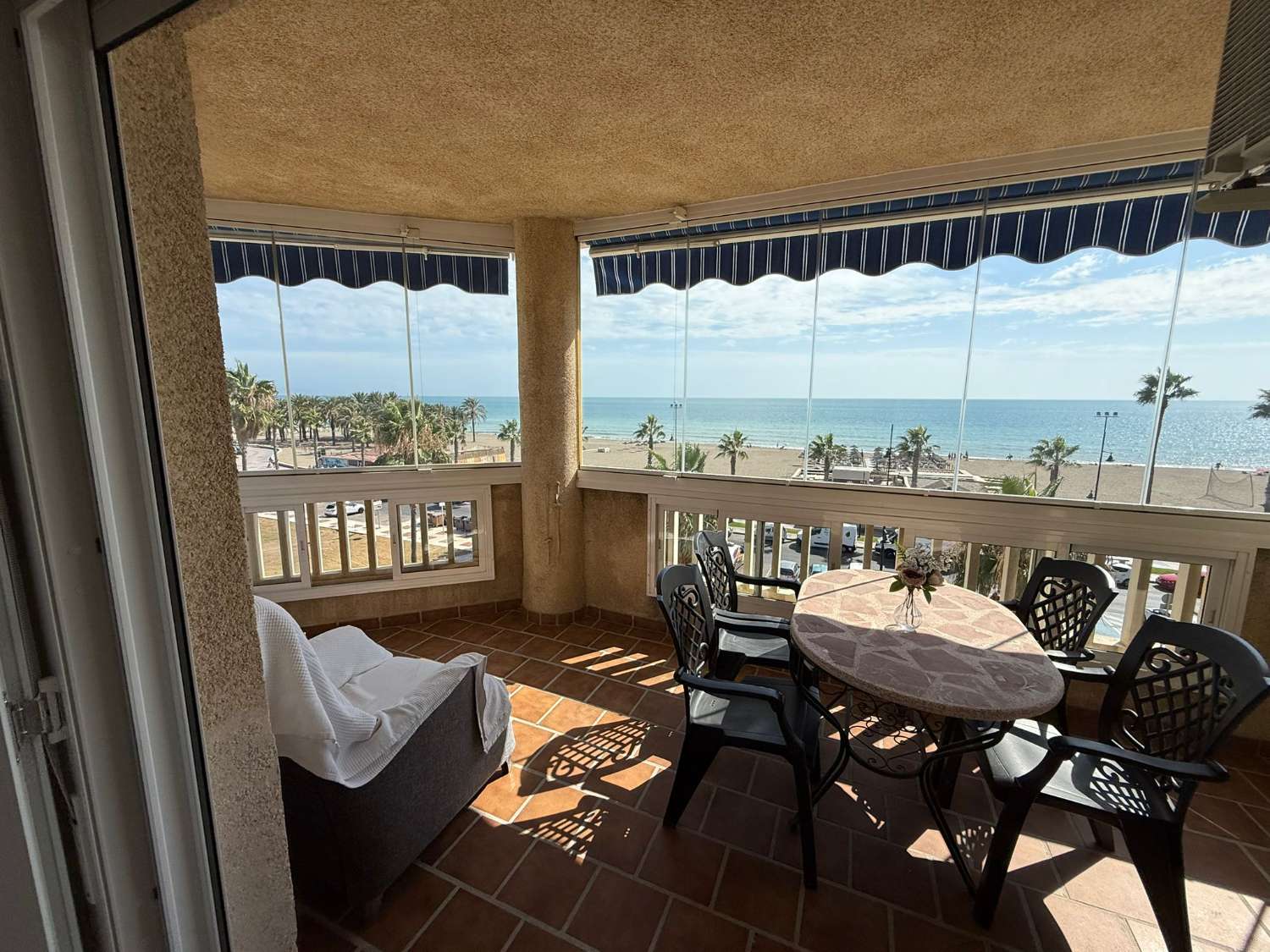 Se alquila  desde  01/10/2026 -30/06/2027  magnifico apartamento en 1ª línea de playa en Los Alamos.