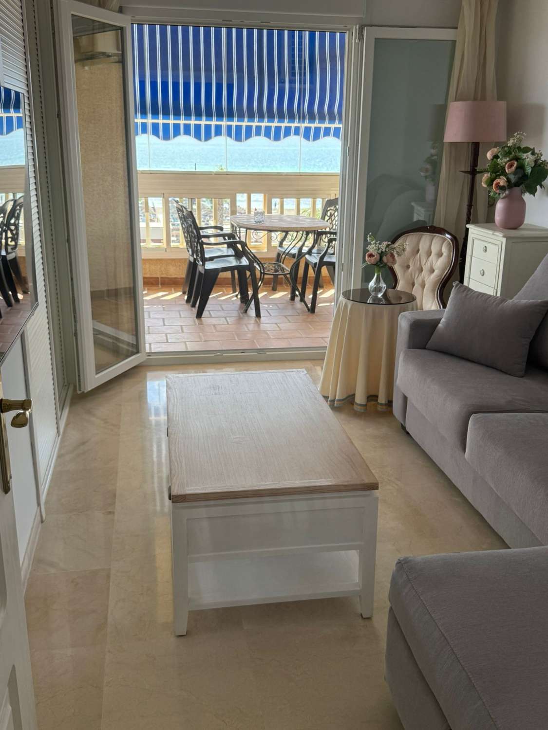 Se alquila  desde  01/10/2026 -30/06/2027  magnifico apartamento en 1ª línea de playa en Los Alamos.