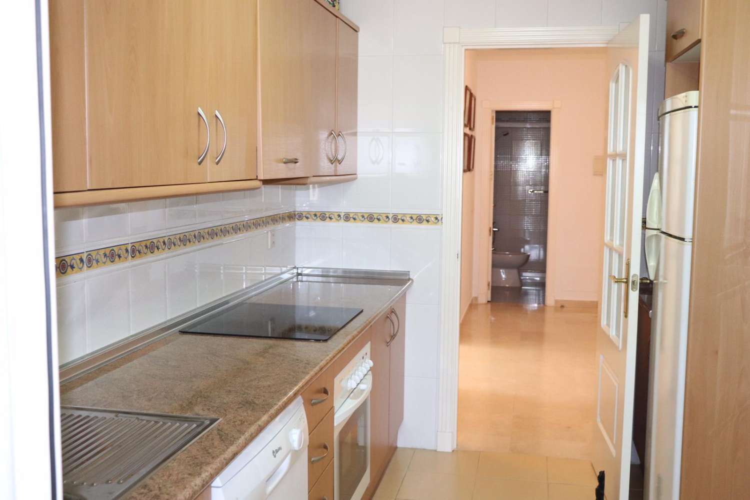 Se alquila  desde  01/10/2026 -30/06/2027  magnifico apartamento en 1ª línea de playa en Los Alamos.