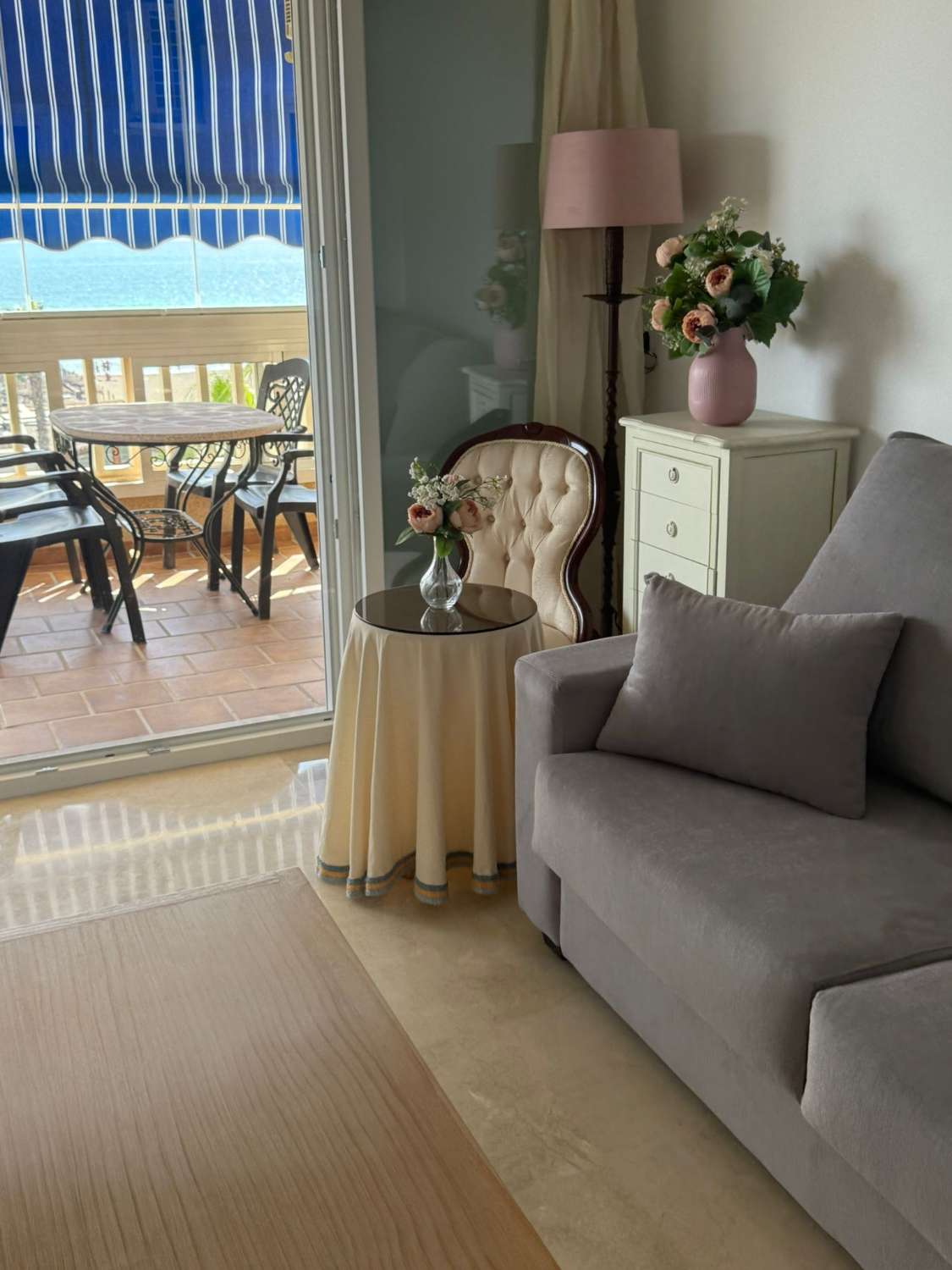 Se alquila  desde  01/10/2026 -30/06/2027  magnifico apartamento en 1ª línea de playa en Los Alamos.