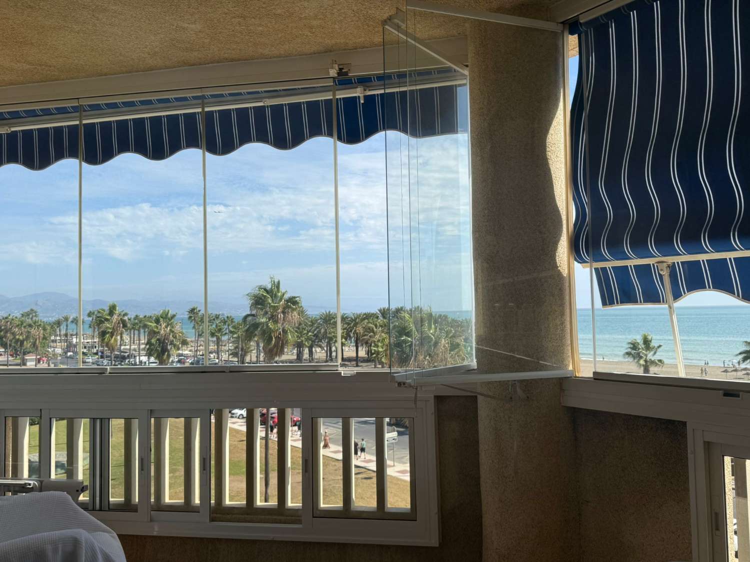 Se alquila  desde  01/10/2026 -30/06/2027  magnifico apartamento en 1ª línea de playa en Los Alamos.