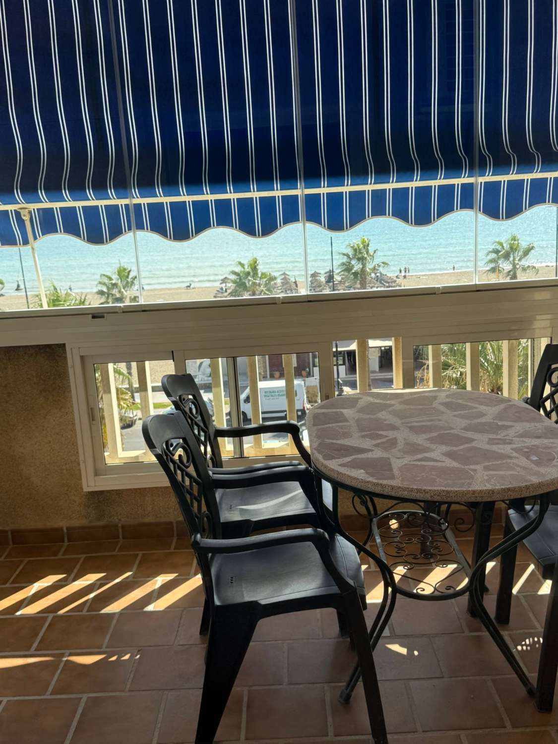 Se alquila  desde  01/10/2026 -30/06/2027  magnifico apartamento en 1ª línea de playa en Los Alamos.