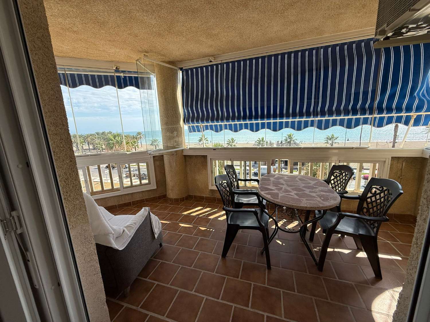 Se alquila  desde  01/10/2026 -30/06/2027  magnifico apartamento en 1ª línea de playa en Los Alamos.