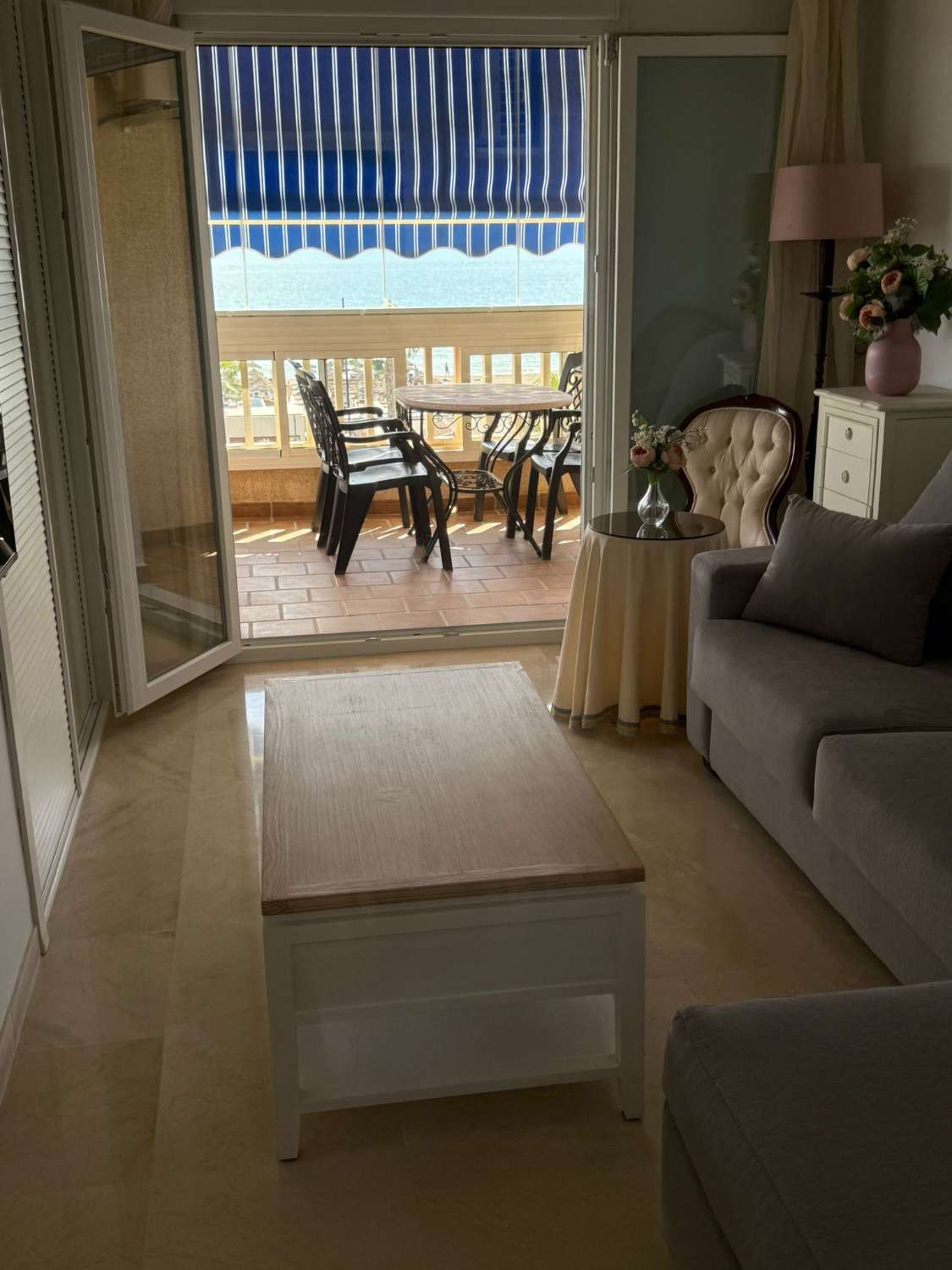 Se alquila  desde  01/10/2026 -30/06/2027  magnifico apartamento en 1ª línea de playa en Los Alamos.