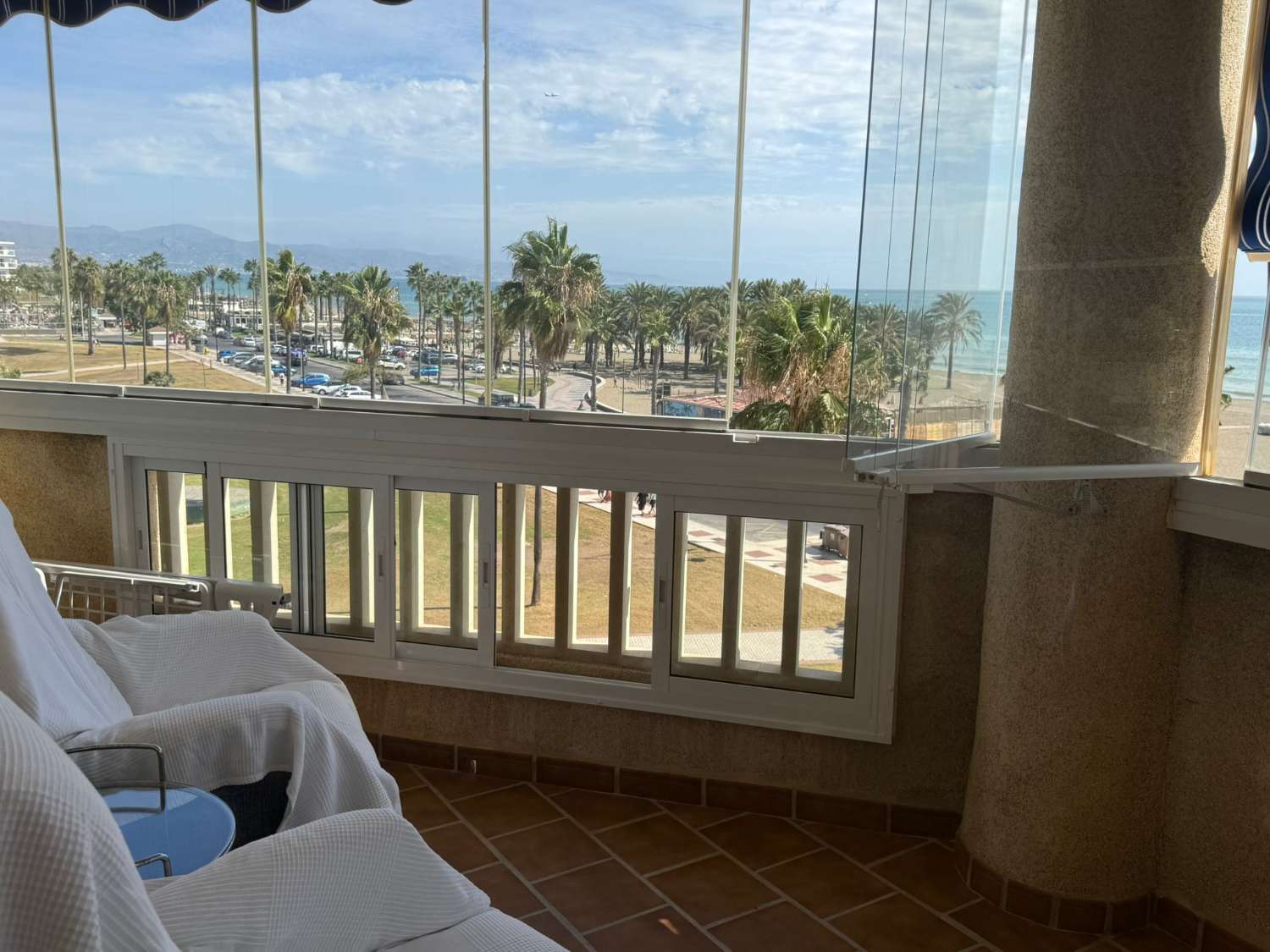 Se alquila  desde  01/10/2026 -30/06/2027  magnifico apartamento en 1ª línea de playa en Los Alamos.