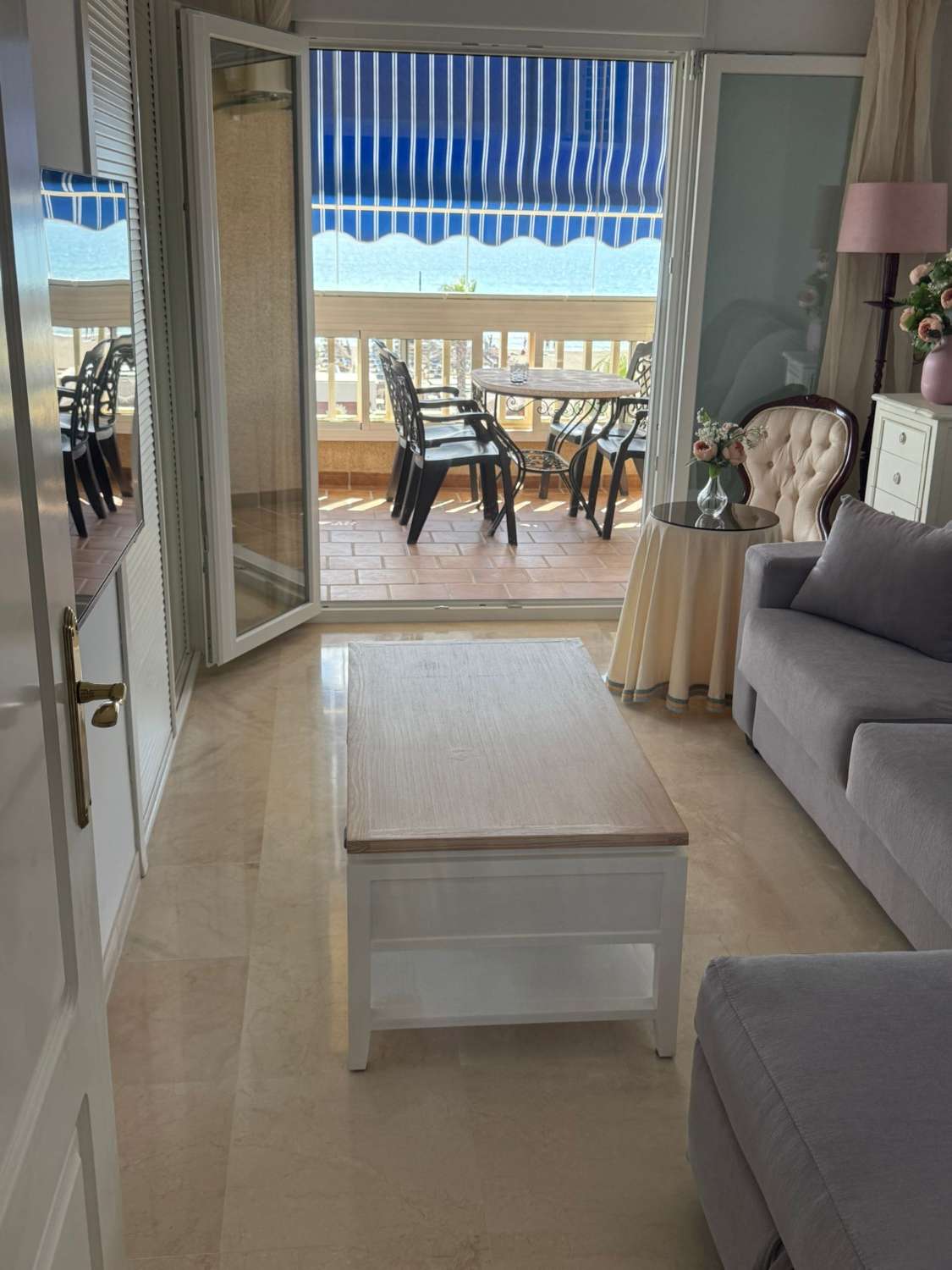 Se alquila  desde  01/10/2026 -30/06/2027  magnifico apartamento en 1ª línea de playa en Los Alamos.