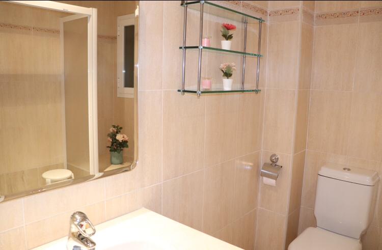 Se alquila  desde  01/10/2026 -30/06/2027  magnifico apartamento en 1ª línea de playa en Los Alamos.