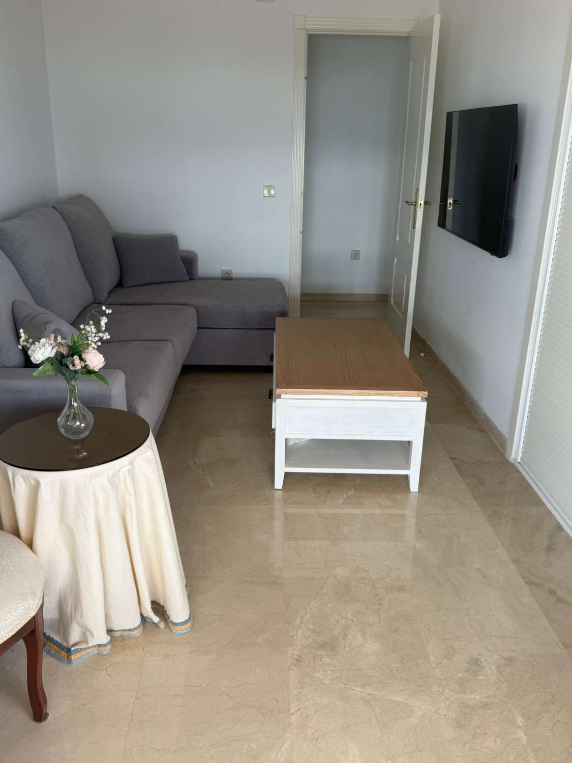 Se alquila  desde  01/10/2026 -30/06/2027  magnifico apartamento en 1ª línea de playa en Los Alamos.