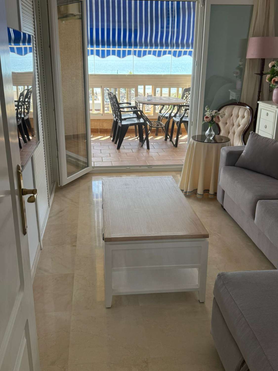 Se alquila  desde  01/10/2026 -30/06/2027  magnifico apartamento en 1ª línea de playa en Los Alamos.