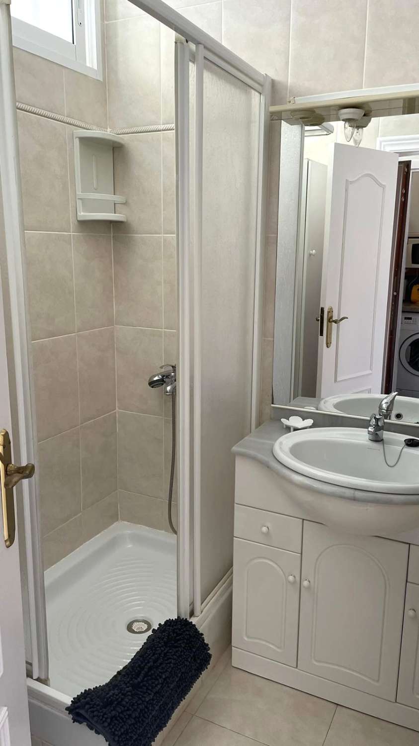 Se alquila hasta  30/06/2026 y desde 01/09/2026-30/06/2027 bonito estudio en 1ª línea de playa en Benalmádena.