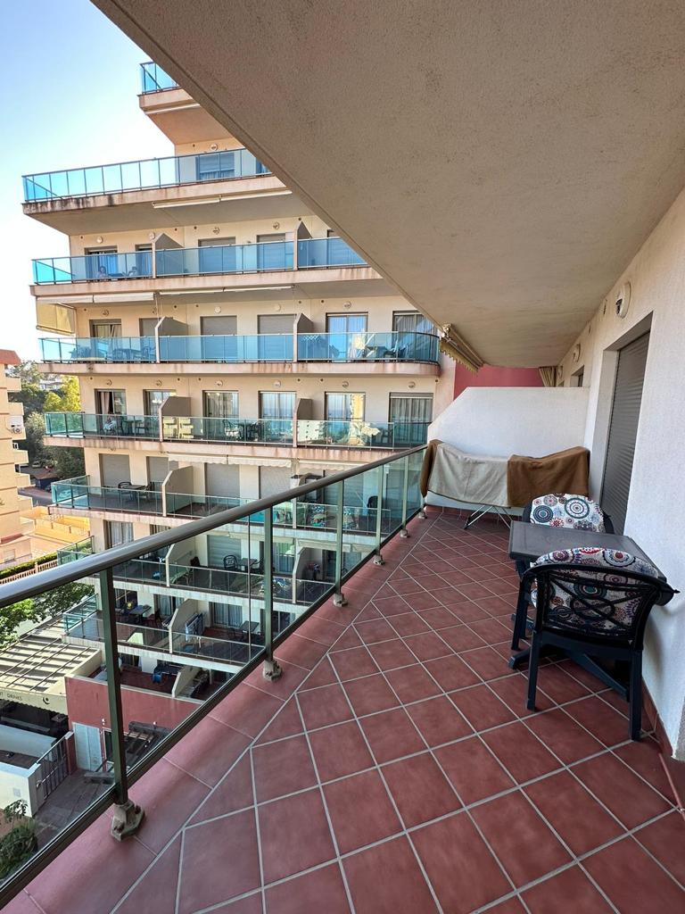 SE ALQUILA HASTA 31.5.26 PRECIOSO APARTAMENTO CON VISTAS AL MAR EN BENALMADENA COSTA.-