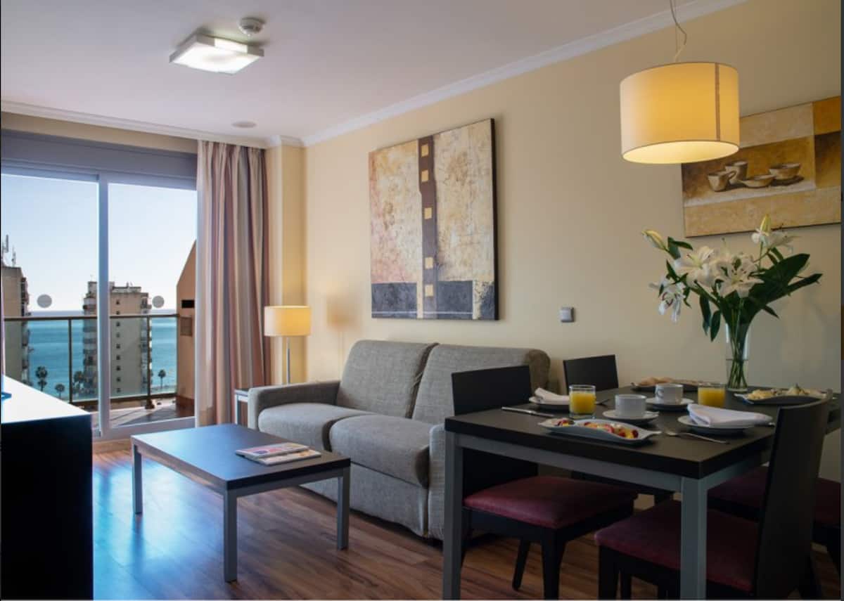 SE ALQUILA HASTA 31.5.26 PRECIOSO APARTAMENTO CON VISTAS AL MAR EN BENALMADENA COSTA.-