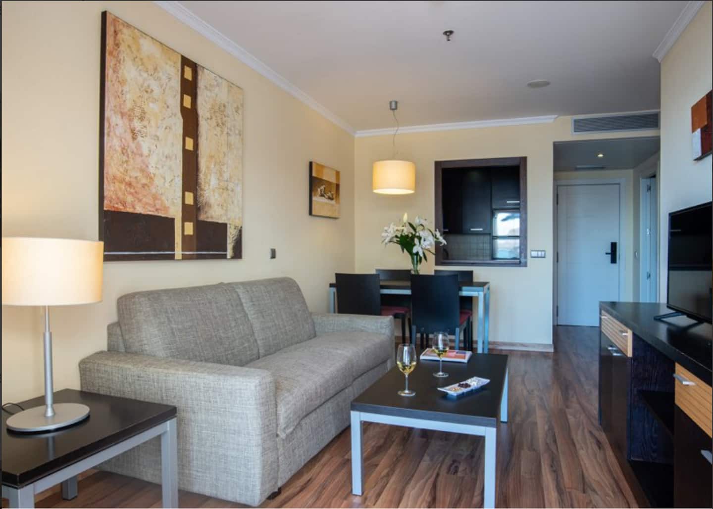 SE ALQUILA HASTA 31.5.26 PRECIOSO APARTAMENTO CON VISTAS AL MAR EN BENALMADENA COSTA.-