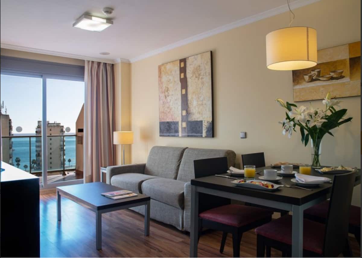 SE ALQUILA HASTA 31.5.26 PRECIOSO APARTAMENTO CON VISTAS AL MAR EN BENALMADENA COSTA.-