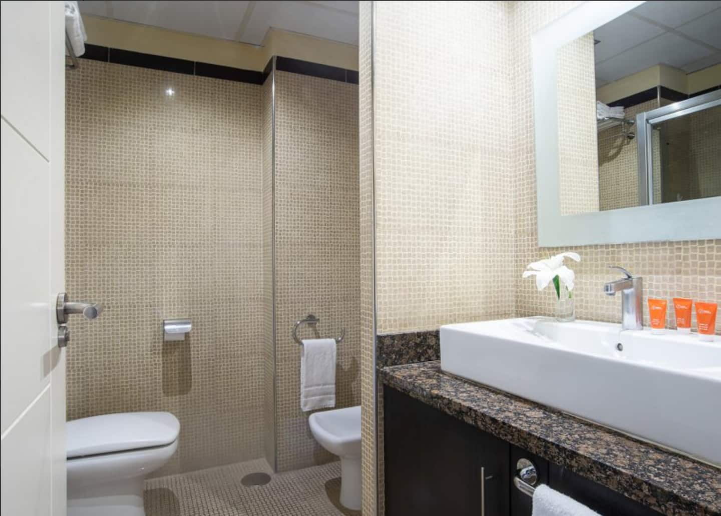 SE ALQUILA HASTA 31.5.26 PRECIOSO APARTAMENTO CON VISTAS AL MAR EN BENALMADENA COSTA.-