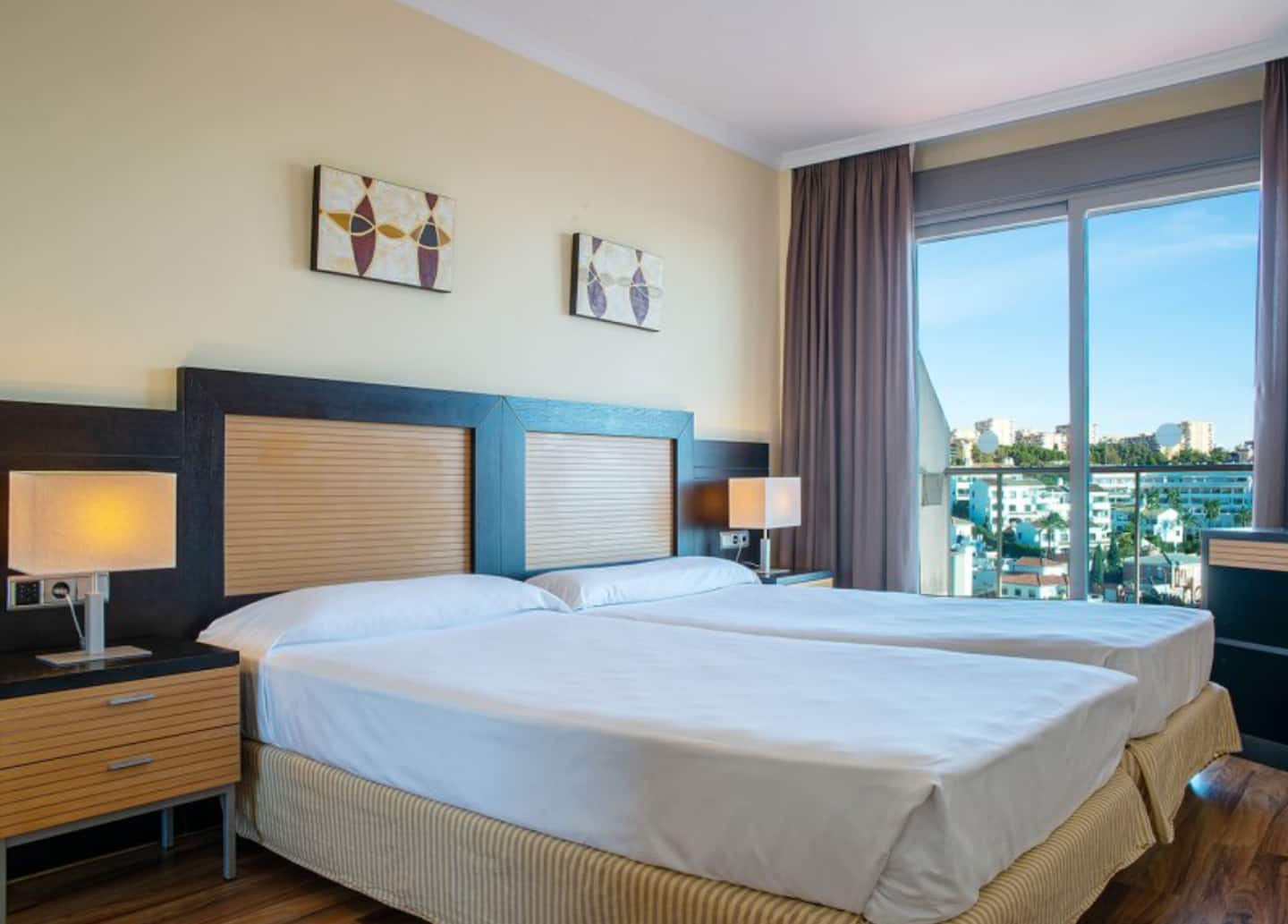 SE ALQUILA HASTA 31.5.26 PRECIOSO APARTAMENTO CON VISTAS AL MAR EN BENALMADENA COSTA.-