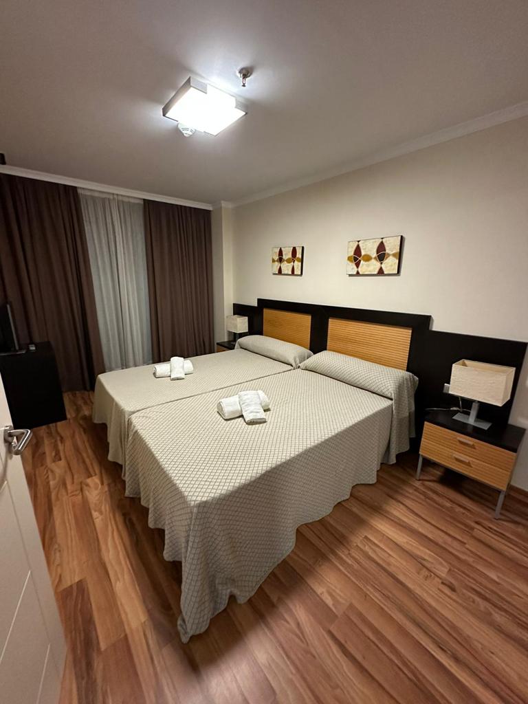 SE ALQUILA HASTA 31.5.26 PRECIOSO APARTAMENTO CON VISTAS AL MAR EN BENALMADENA COSTA.-