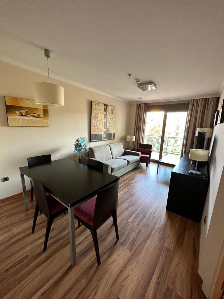 SE ALQUILA HASTA 31.5.26 PRECIOSO APARTAMENTO CON VISTAS AL MAR EN BENALMADENA COSTA.-
