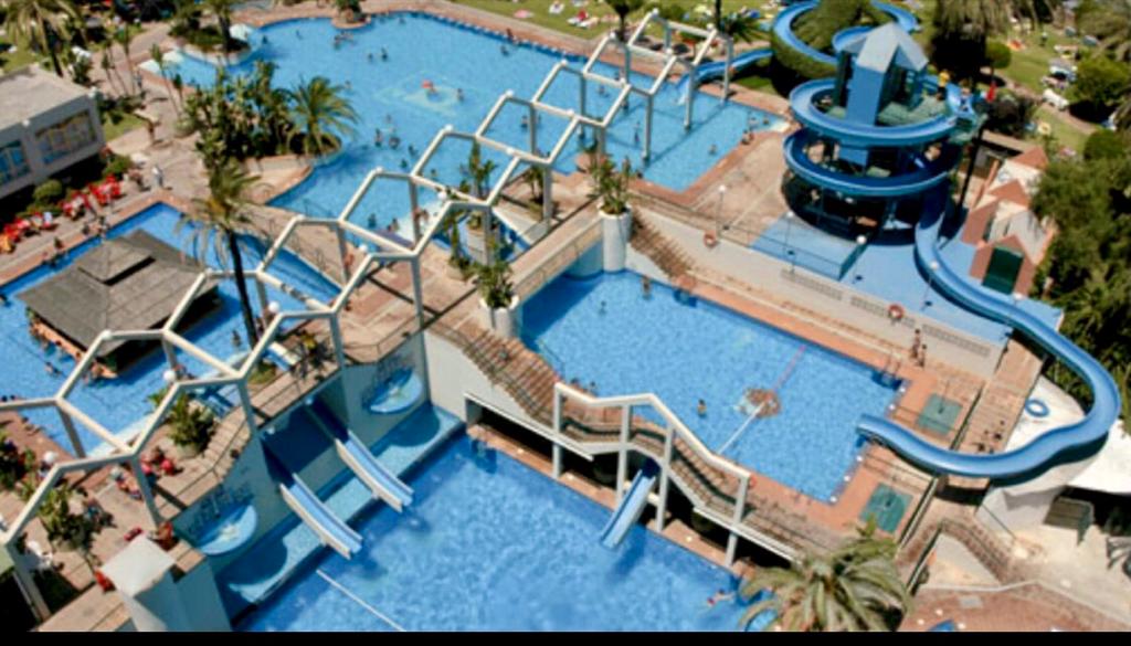 Se alquila MEDIA TEMPORADA del 01/10/2026 - 30/05/27 bonito apartamento con vistas al mar en 1ª linea de playa Benalmádena Costa