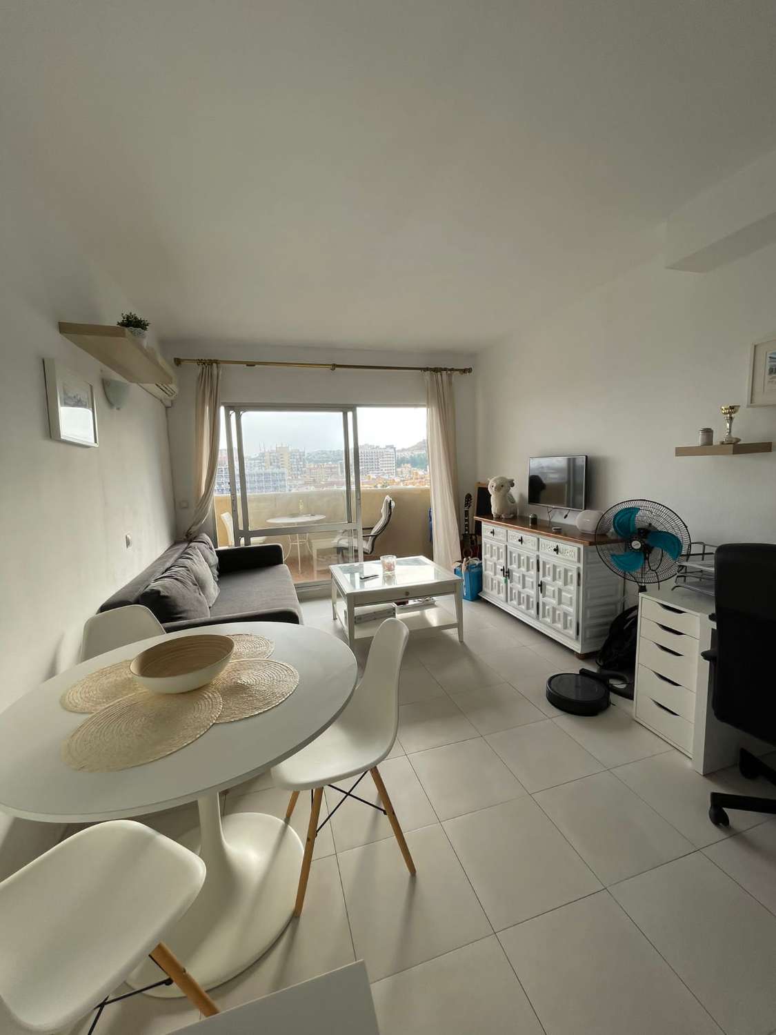 Se alquila MEDIA TEMPORADA del 01/10/2026 - 30/05/27 bonito apartamento con vistas al mar en 1ª linea de playa Benalmádena Costa