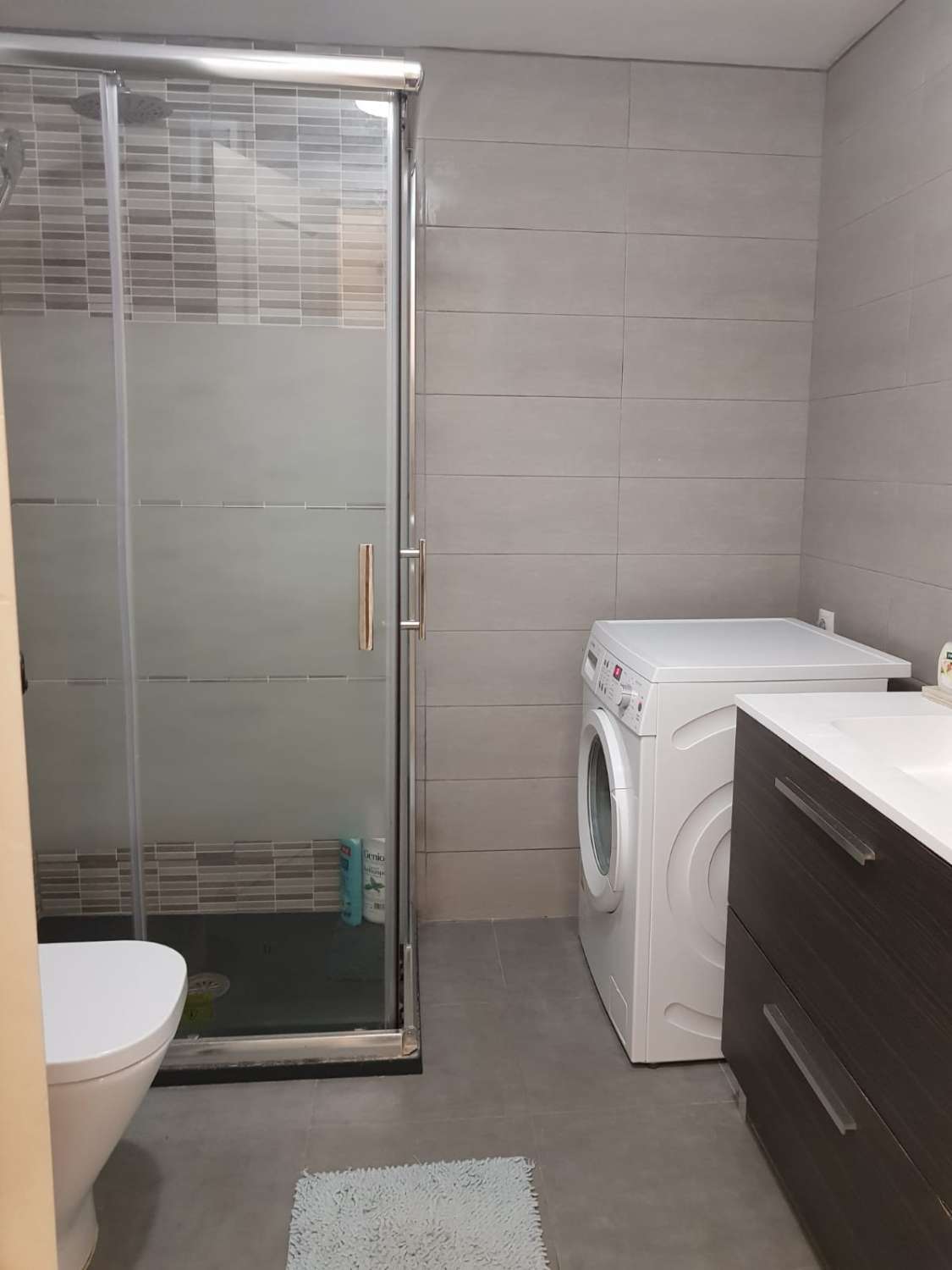 Se alquila MEDIA TEMPORADA del 01/10/2026 - 30/05/27 bonito apartamento con vistas al mar en 1ª linea de playa Benalmádena Costa