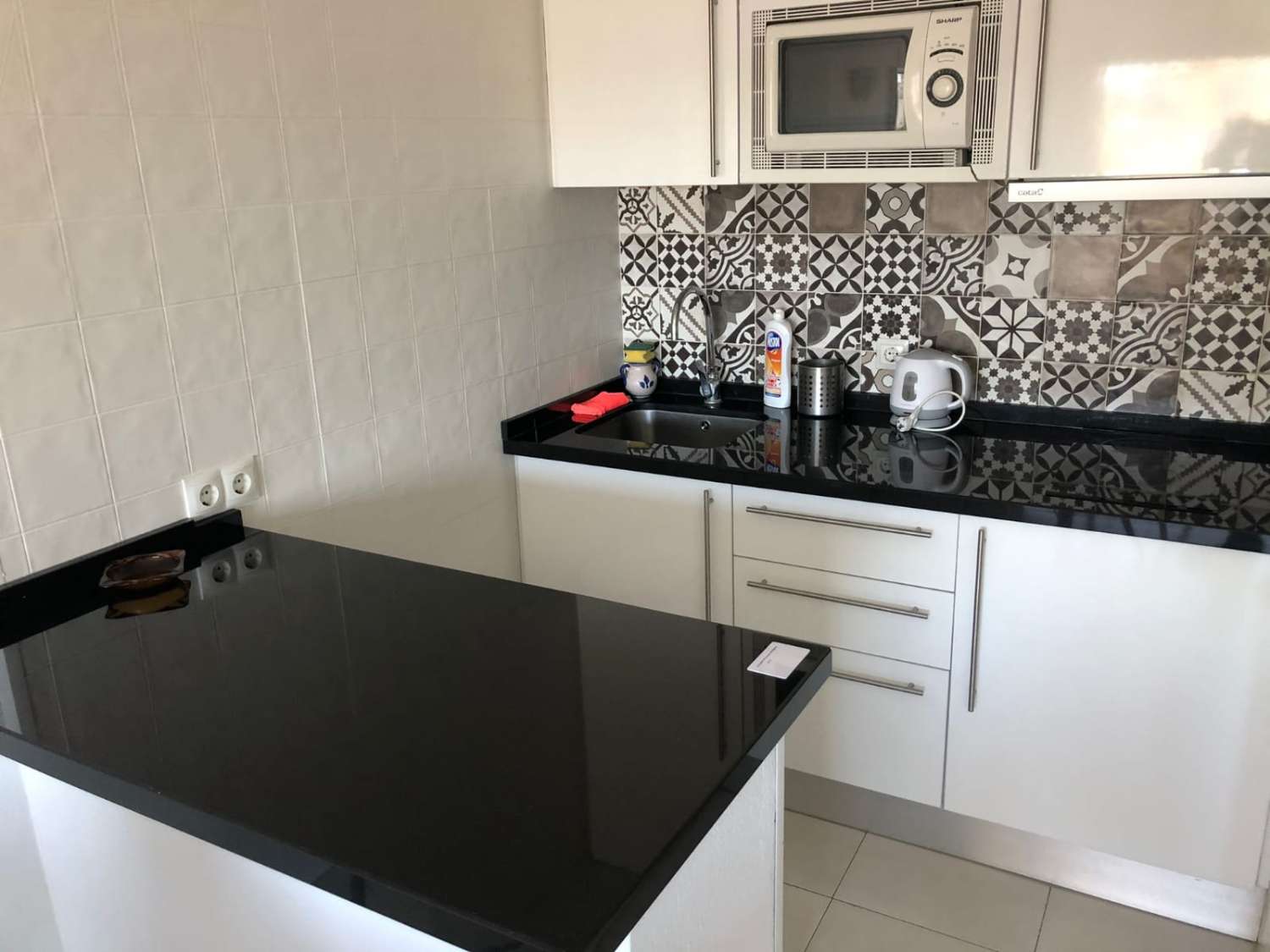 Se alquila MEDIA TEMPORADA del 01/10/2026 - 30/05/27 bonito apartamento con vistas al mar en 1ª linea de playa Benalmádena Costa