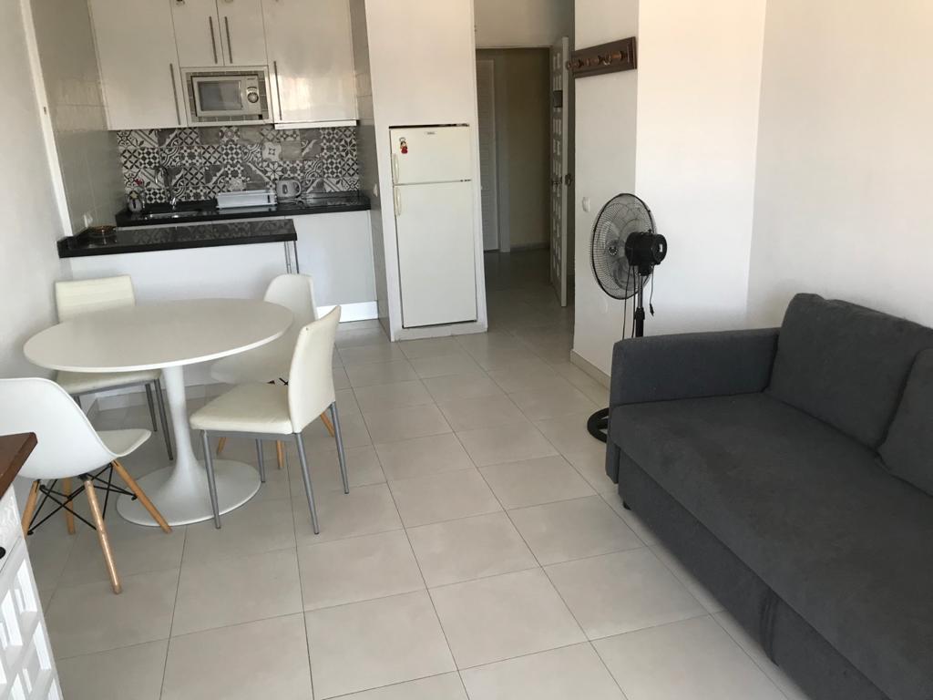 Se alquila MEDIA TEMPORADA del 01/10/2026 - 30/05/27 bonito apartamento con vistas al mar en 1ª linea de playa Benalmádena Costa