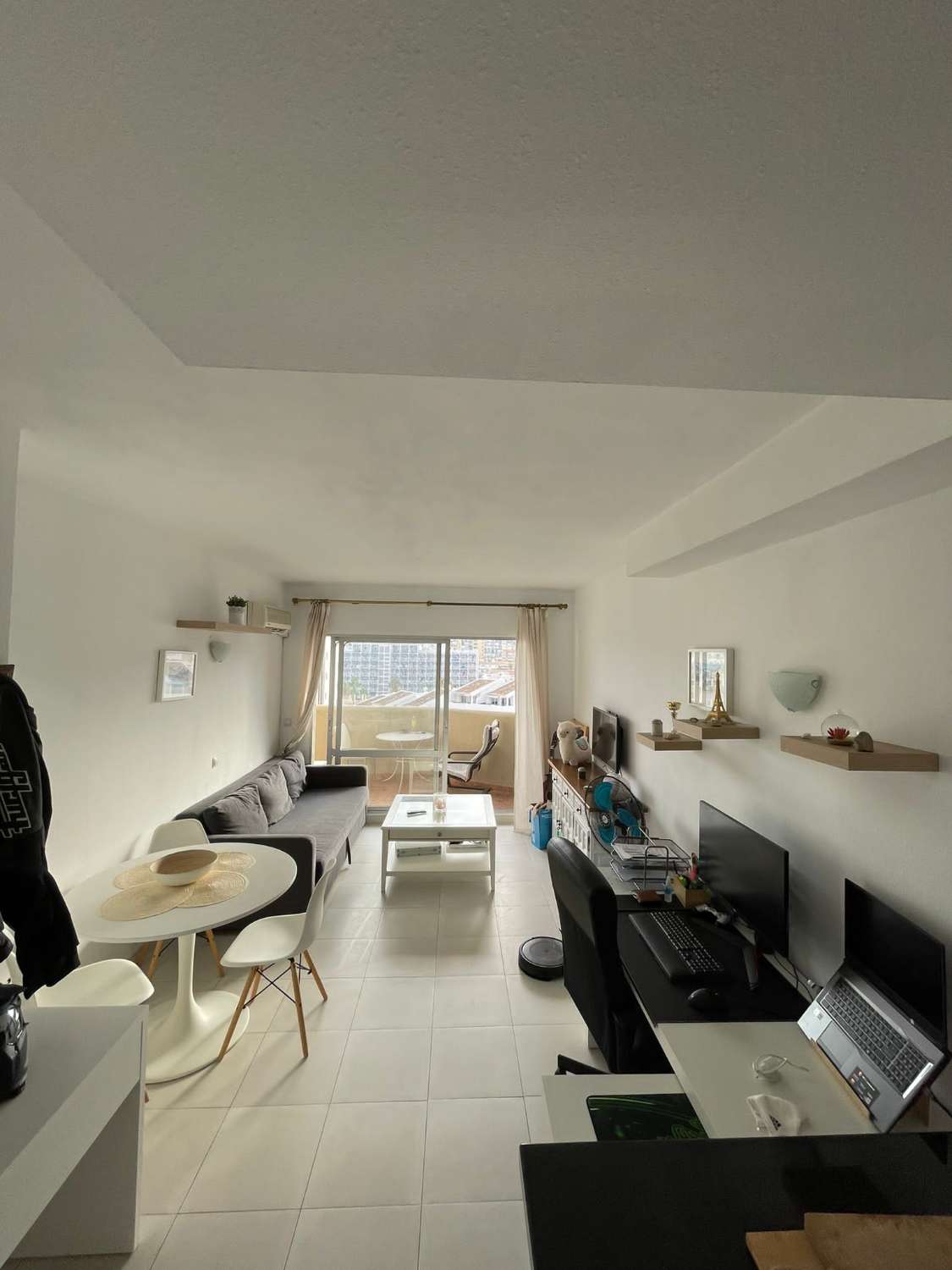 Se alquila MEDIA TEMPORADA del 01/10/2026 - 30/05/27 bonito apartamento con vistas al mar en 1ª linea de playa Benalmádena Costa