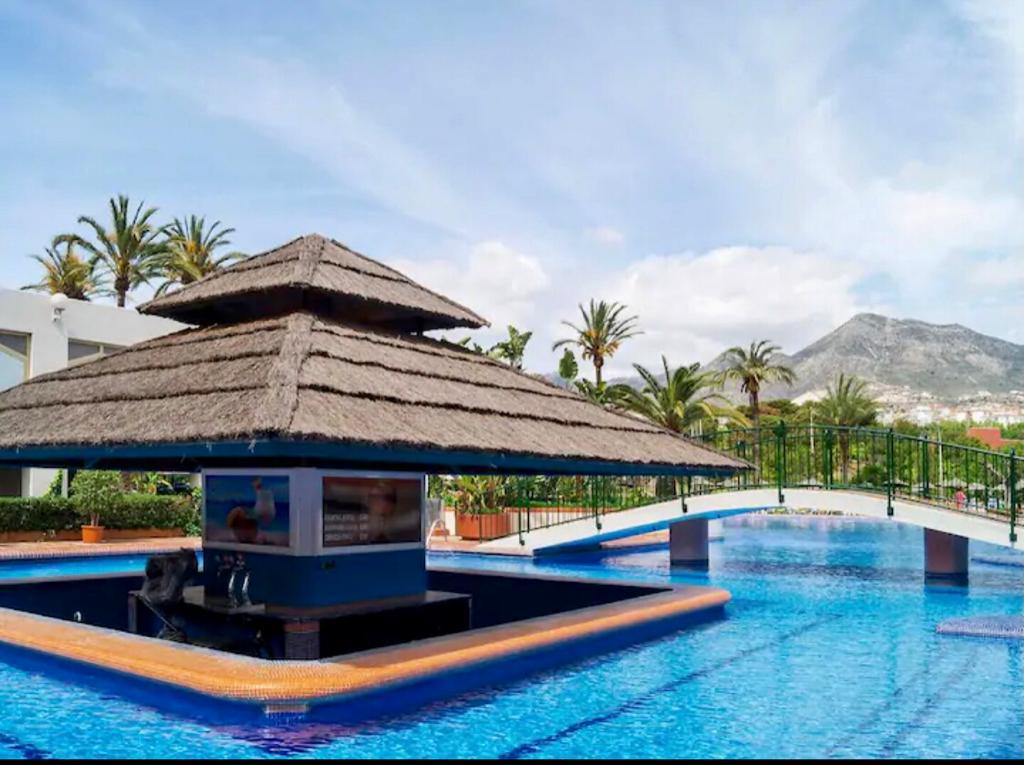 Se alquila MEDIA TEMPORADA del 01/10/2026 - 30/05/27 bonito apartamento con vistas al mar en 1ª linea de playa Benalmádena Costa