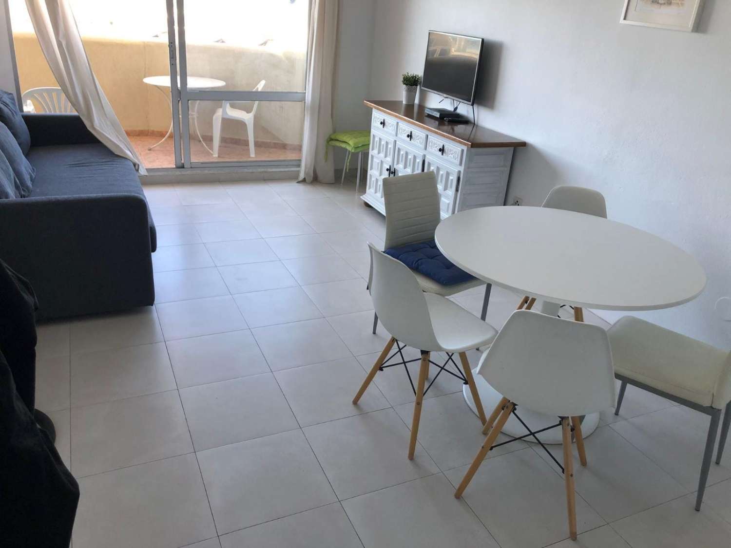 Se alquila MEDIA TEMPORADA del 01/10/2026 - 30/05/27 bonito apartamento con vistas al mar en 1ª linea de playa Benalmádena Costa