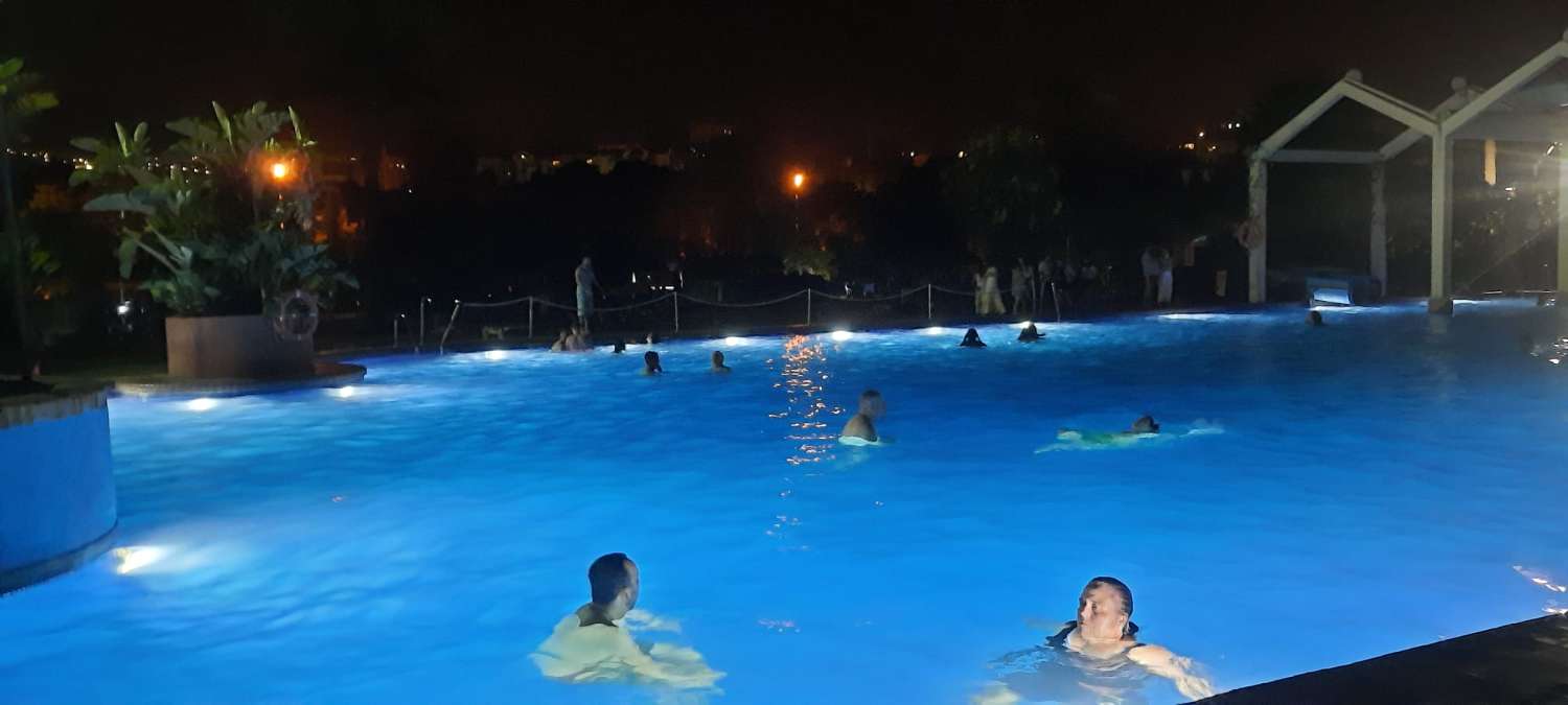 Se alquila MEDIA TEMPORADA del 01/10/2026 - 30/05/27 bonito apartamento con vistas al mar en 1ª linea de playa Benalmádena Costa