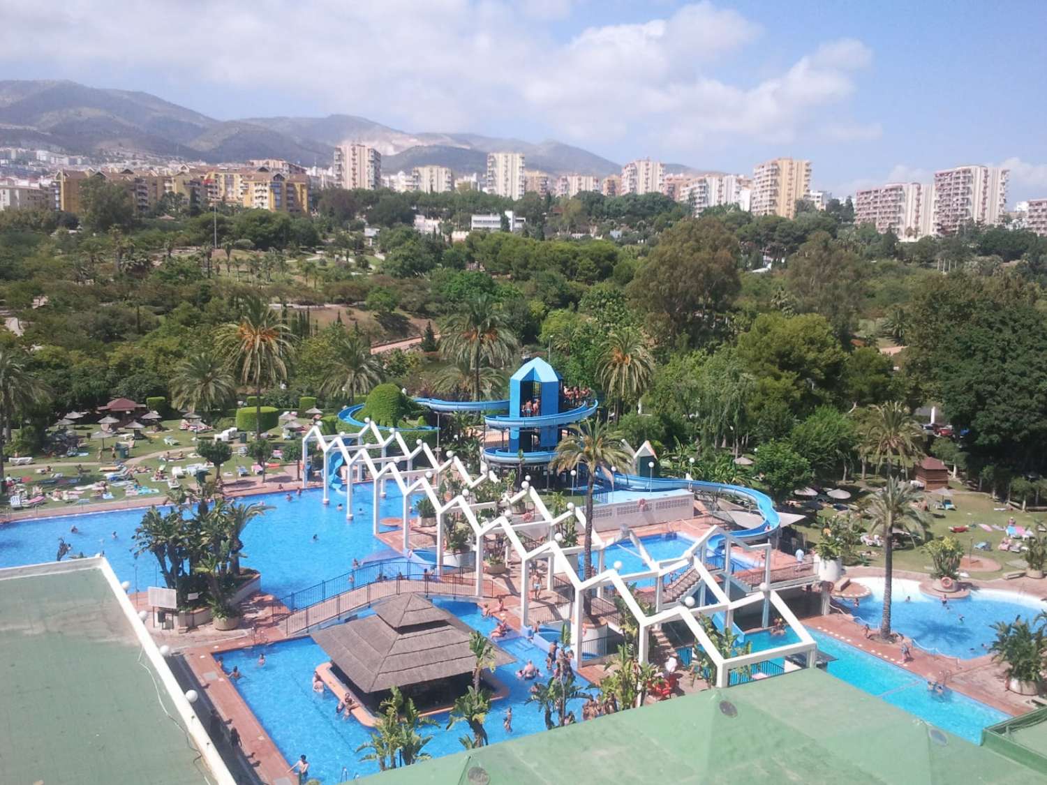 Se alquila  desde ahora hasta  30.05.2026 Y desde 01/09/2026 hasta 30/06/2027 bonito apartamento en Benalmadena Costa con vistas al mar
