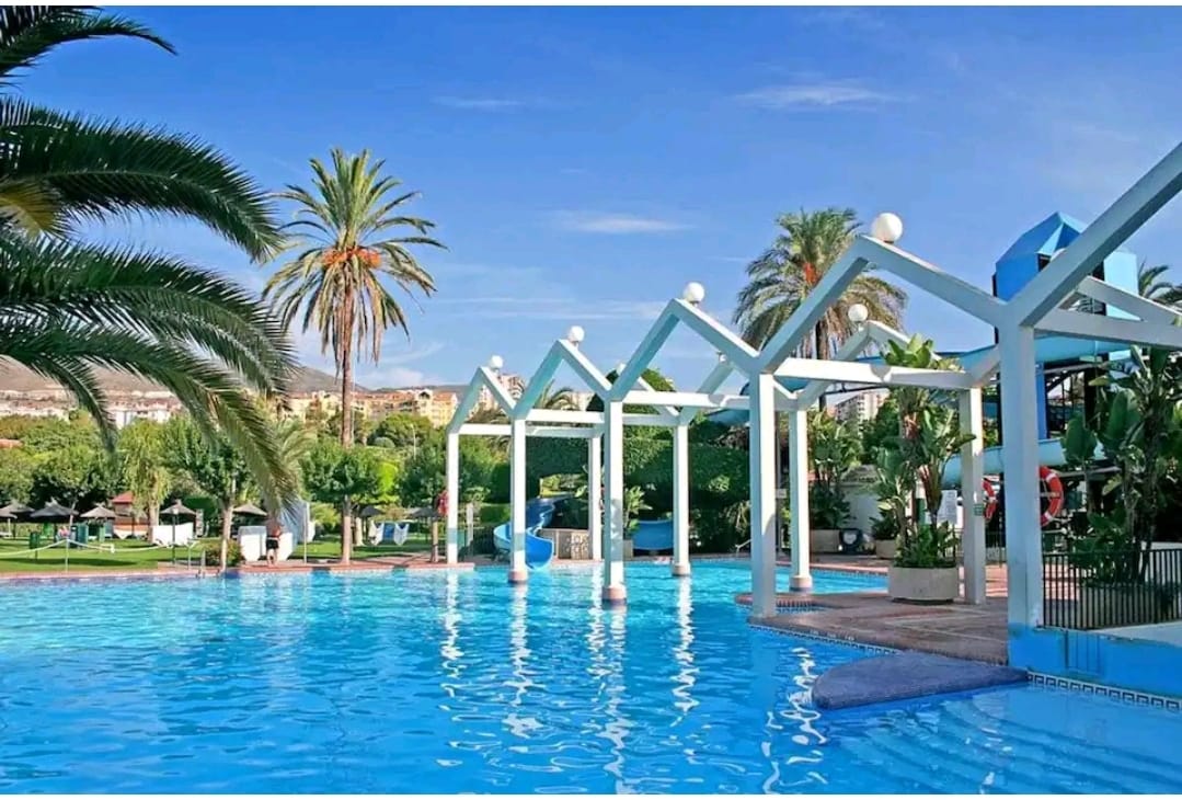 Se alquila  desde ahora hasta  30.05.2026 Y desde 01/09/2026 hasta 30/06/2027 bonito apartamento en Benalmadena Costa con vistas al mar